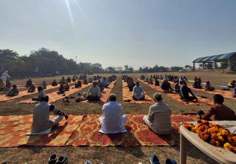 सूर्य नमस्कार अभियान पलवल में योग करते प्रतिभागी