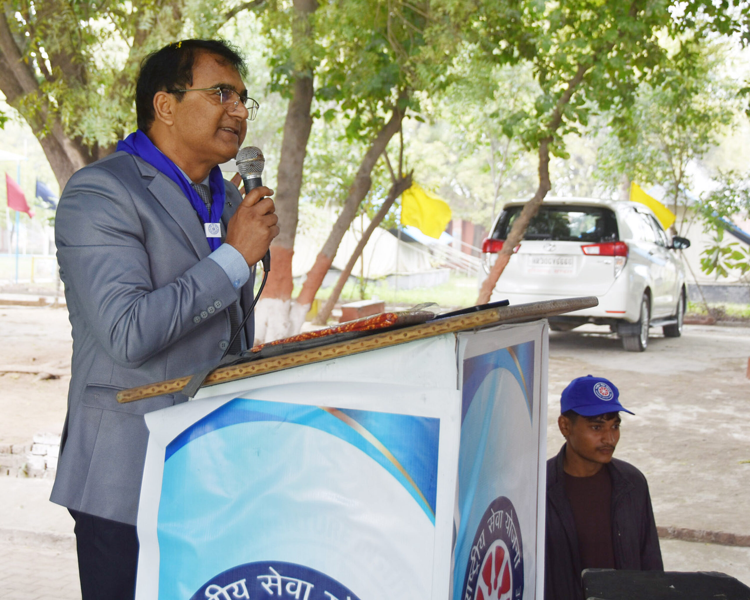 गदपुरी नेशनल यूथ कॉम्प्लेक्स में एनएसएस शिविर का शुभारंभ करते उपायुक्त