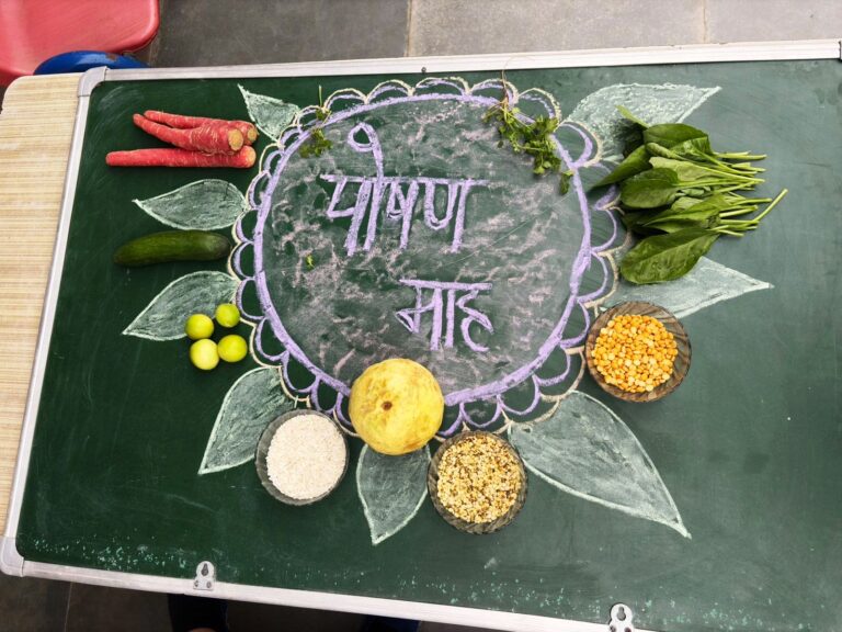 आयुष विभाग द्वारा आयोजित पोषण शिविर में महिलाओं और बच्चों को जागरूक करते अधिकारी