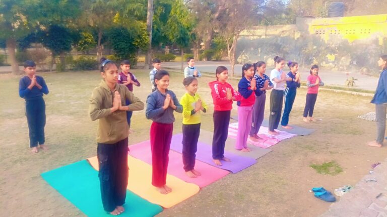 धतीर व्यायामशाला में सूर्य नमस्कार कार्यक्रम