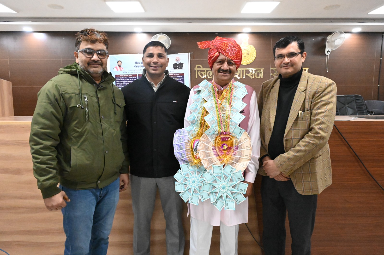 नरेन्द्र दहिया सेवानिवृत्ति पर सम्मान ग्रहण करते हुए