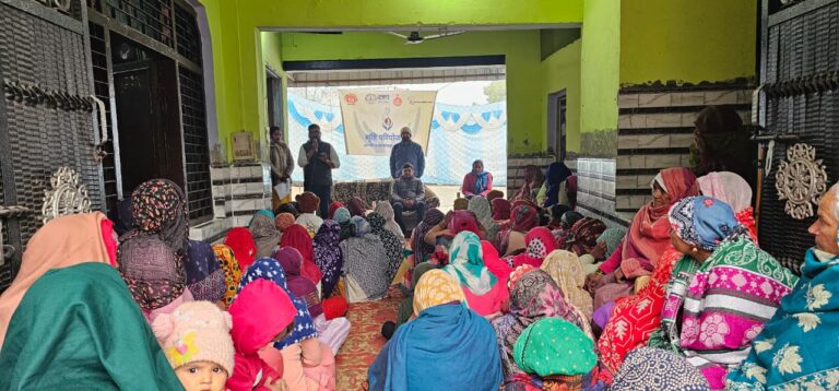 बदाई गांव में एसबीसीसी बैठक के दौरान गर्भवती महिलाओं को स्वास्थ्य जानकारी