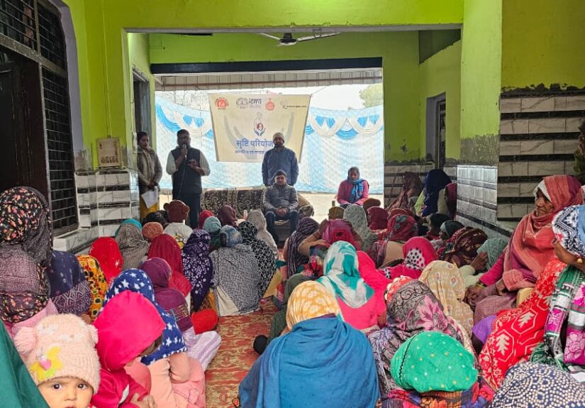 बदाई गांव में एसबीसीसी बैठक के दौरान गर्भवती महिलाओं को स्वास्थ्य जानकारी