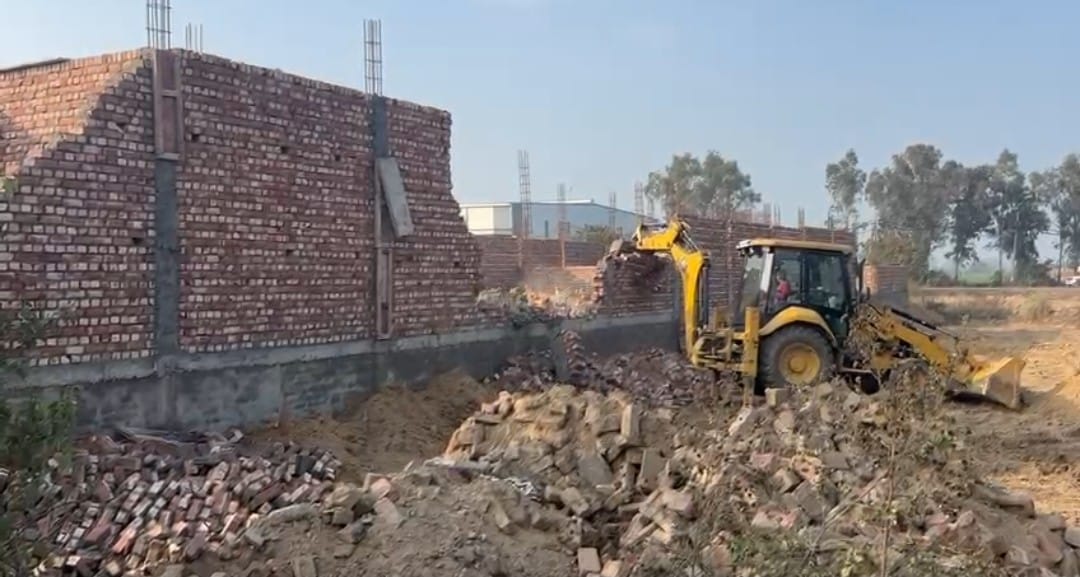 सोनीपत के फिरोजपुर बांगर और हलालपुर में अवैध निर्माण ध्वस्त करते एसएमडीए की टीम