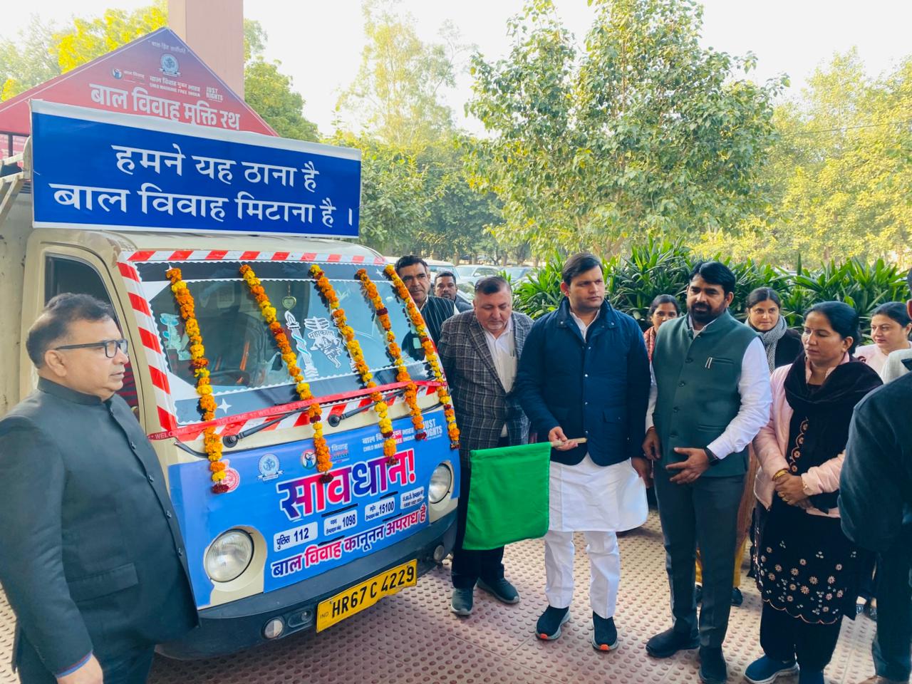 लघु सचिवालय सोनीपत से बाल विवाह मुक्ति रथ को हरी झंडी दिखाते राज्यमंत्री गौरव गौतम