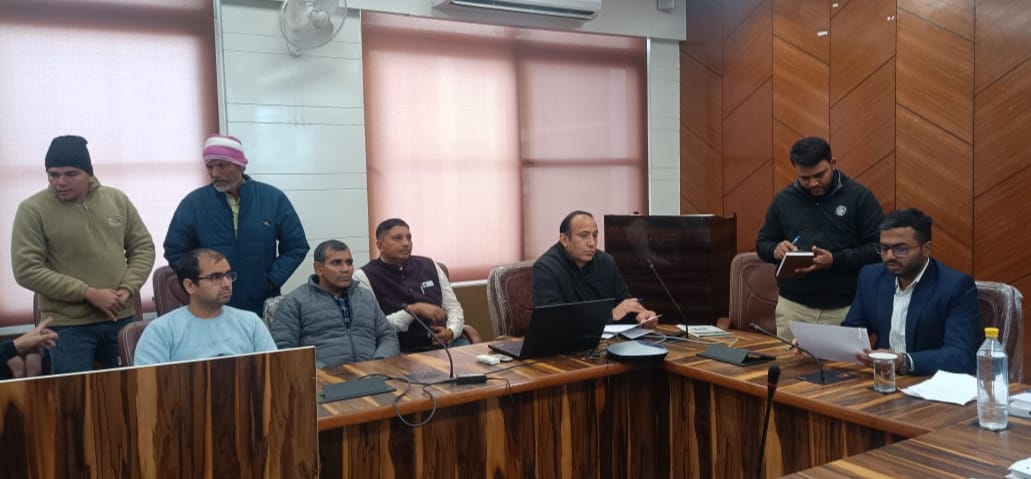 गन्नौर समाधान शिविर में एसडीएम प्रवेश कादियान द्वारा अधिकारियों को निर्देश