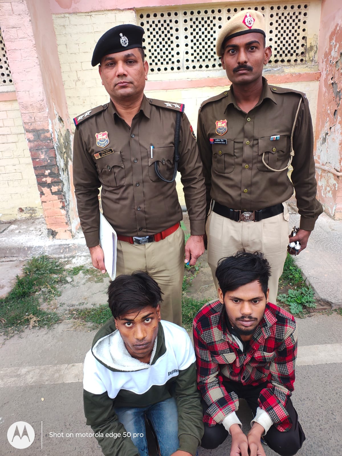 फरीदाबाद पुलिस द्वारा नकली नोट और प्रिंटर बरामद करते हुए आरोपी गिरफ्तार