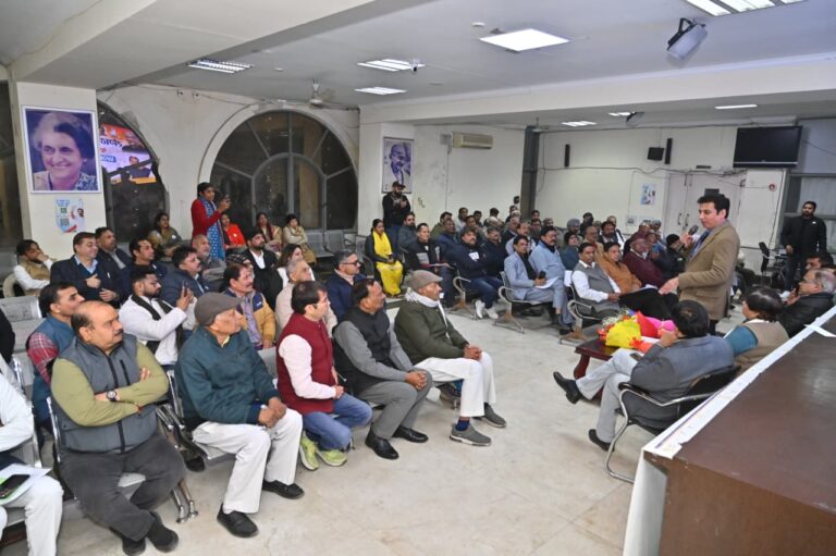 दिल्ली कांग्रेस अध्यक्ष देवेन्द्र यादव कार्यशाला में