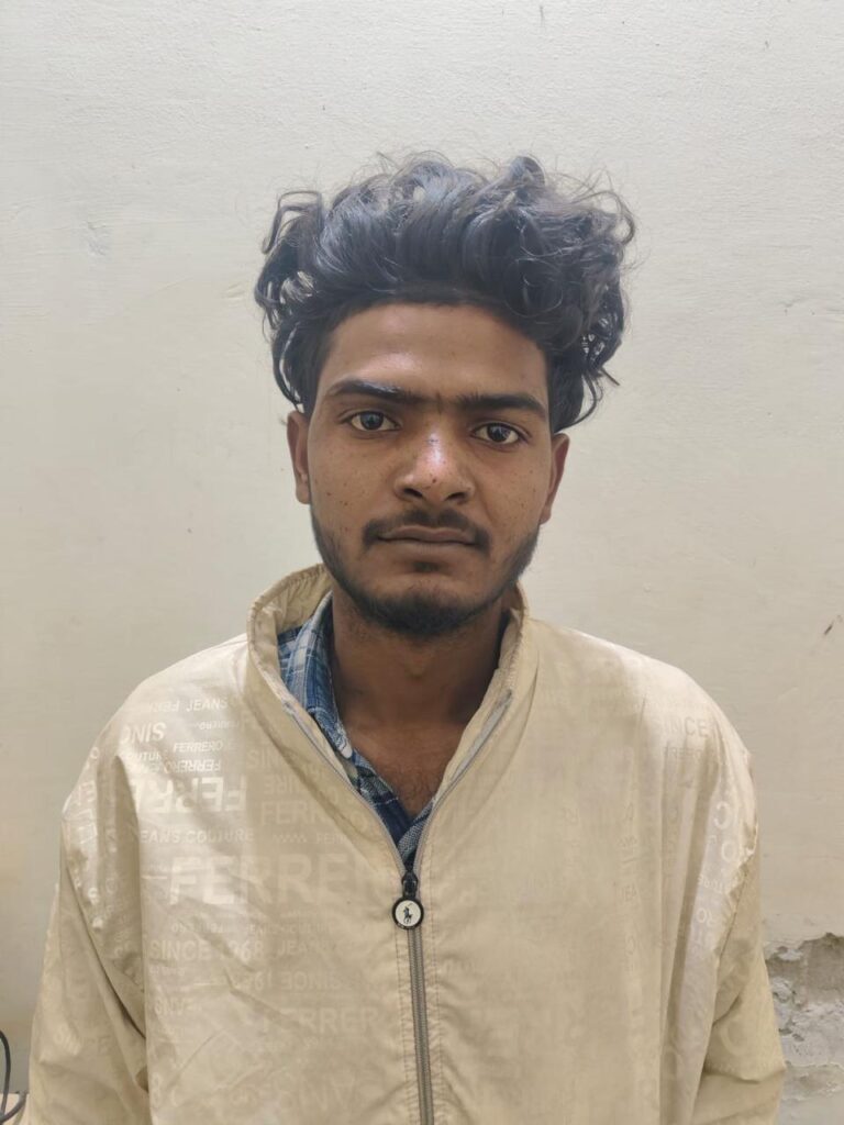 तीन चोरी की मोटरसाइकिलों के साथ गिरफ्तार आरोपी