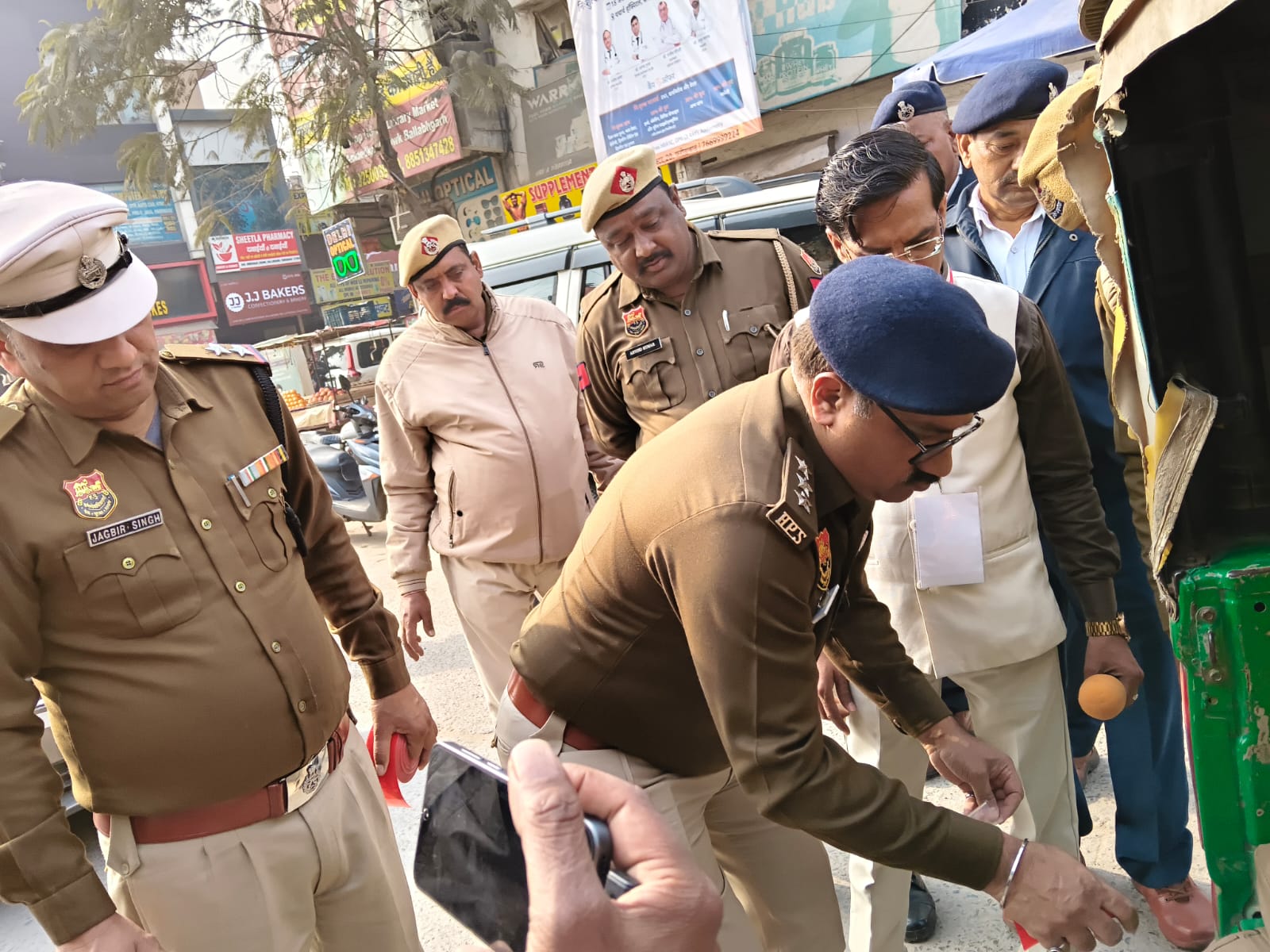 बल्लभगढ़ में रिफ्लेक्टर टेप लगाते ट्रैफिक पुलिस