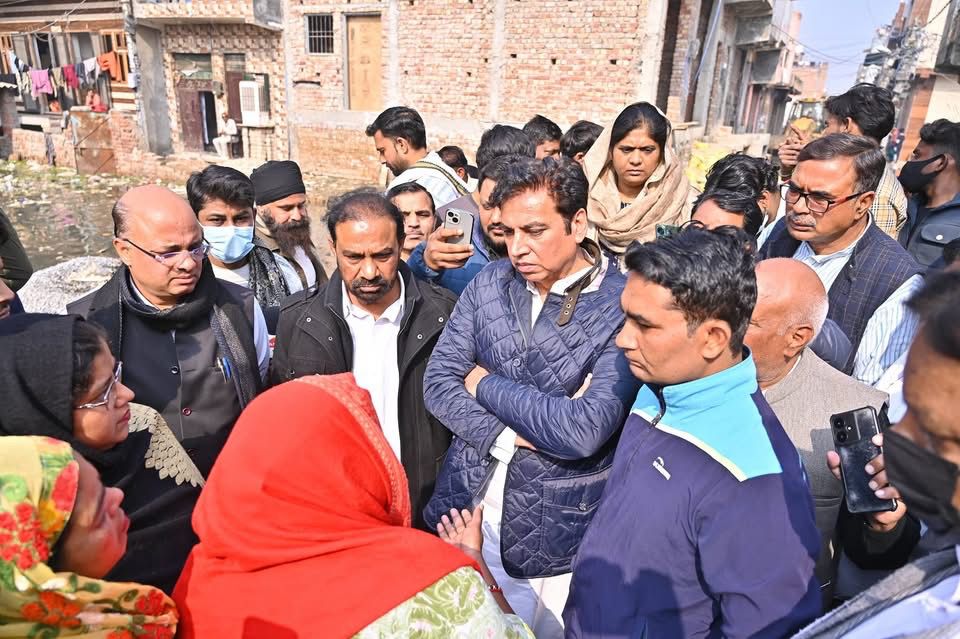 शर्मा एन्क्लेव में जलभराव से परेशान लोग