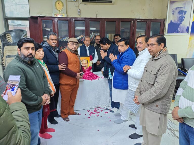 राजीव भवन में राम बाबू शर्मा की पुण्यतिथि पर श्रद्धांजलि देते कांग्रेस नेता