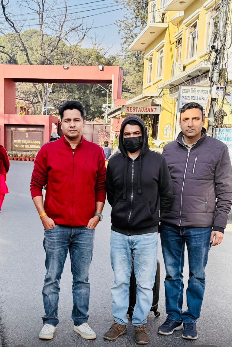 नेपाल में छिपे साइबर अपराधी को गिरफ्तार करती फरीदाबाद पुलिस