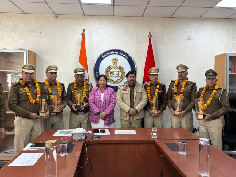 फरीदाबाद पुलिस आयुक्त कार्यालय में सेवानिवृत्त पुलिसकर्मियों का सम्मान समारोह
