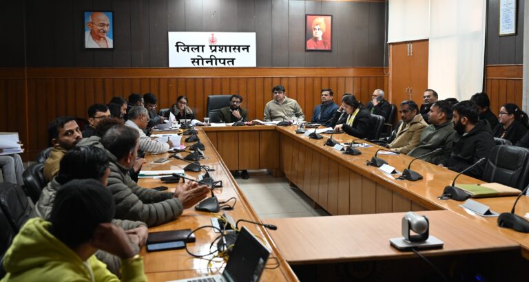 एडीसी लक्षित सरीन राजस्व अधिकारियों के साथ बैठक करते हुए