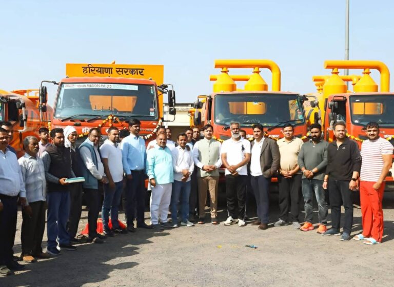 पलवल सुपर सकर मशीन से सीवर सफाई करते हुए दृश्य