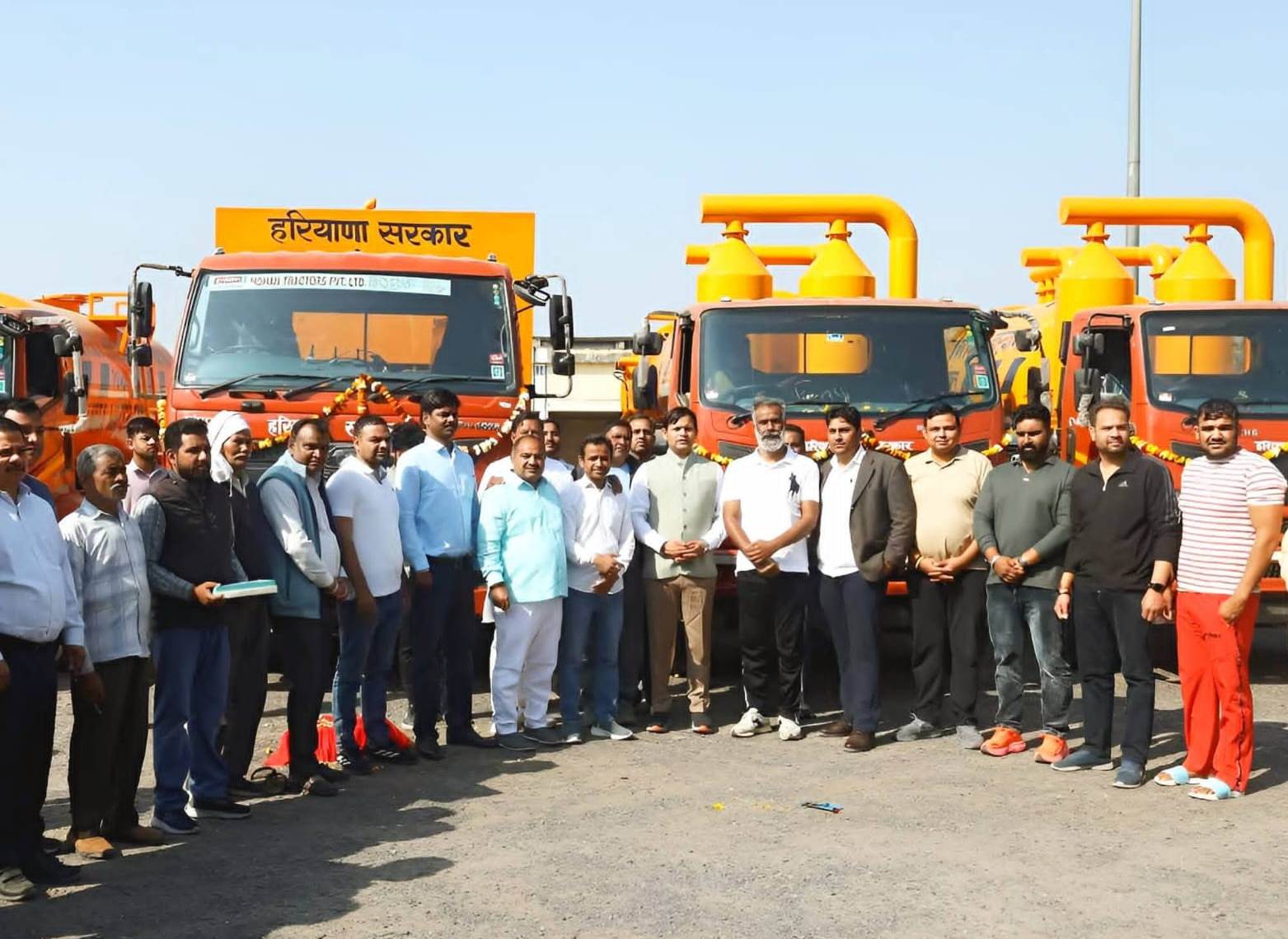 पलवल सुपर सकर मशीन से सीवर सफाई करते हुए दृश्य