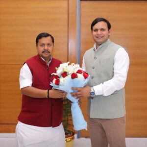 गौरव गौतम नितिन नबीन मुलाकात के दौरान चर्चा करते हुए