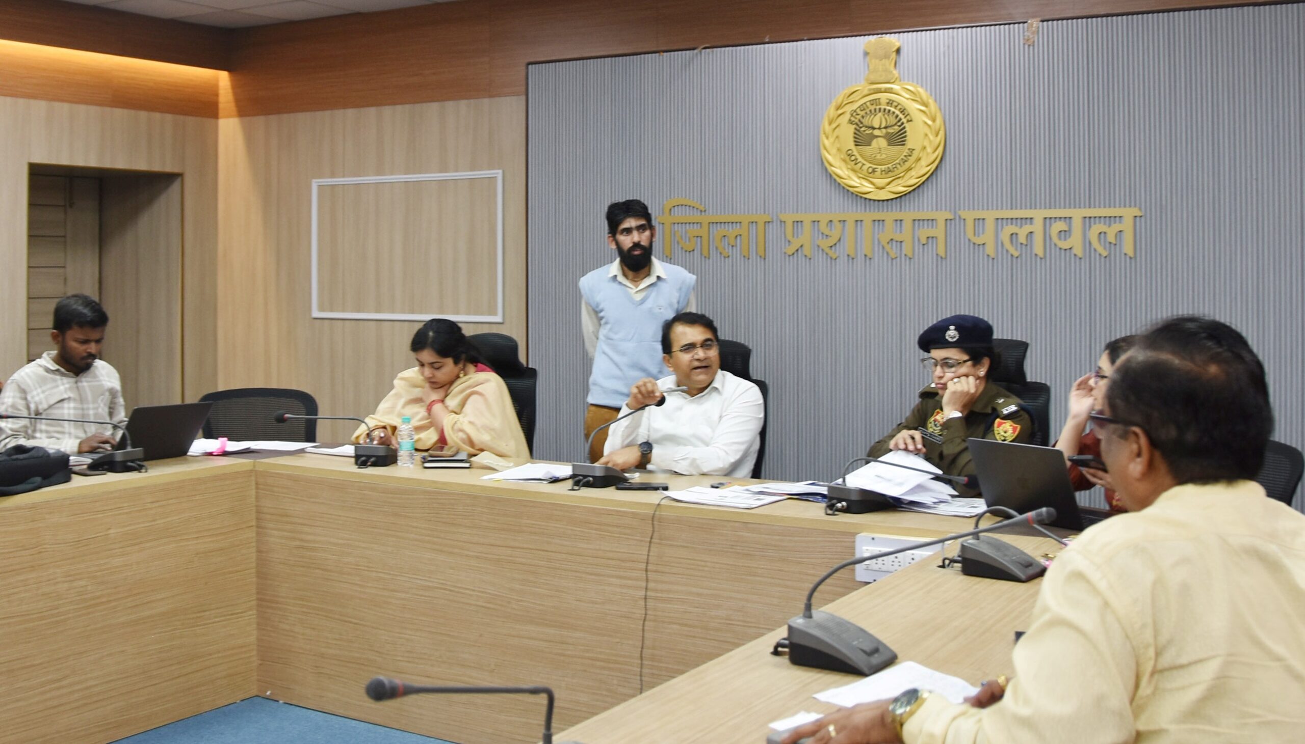 पलवल शिकायत पोर्टल समीक्षा बैठक में अधिकारियों के साथ उपायुक्त
