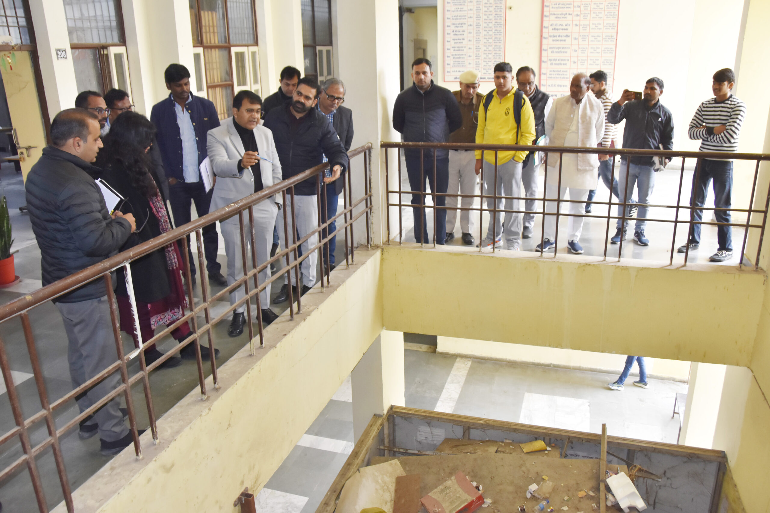 उपायुक्त डॉ. हरीश कुमार वशिष्ठ द्वारा लघु सचिवालय का निरीक्षण