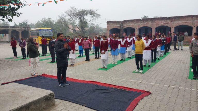 विद्यालय में सूर्य नमस्कार करते विद्यार्थी