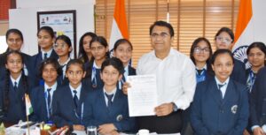 विद्यार्थी मोबाइल उपयोग करते हुए, डिजिटल प्रदूषण पर जागरूकता संदेश