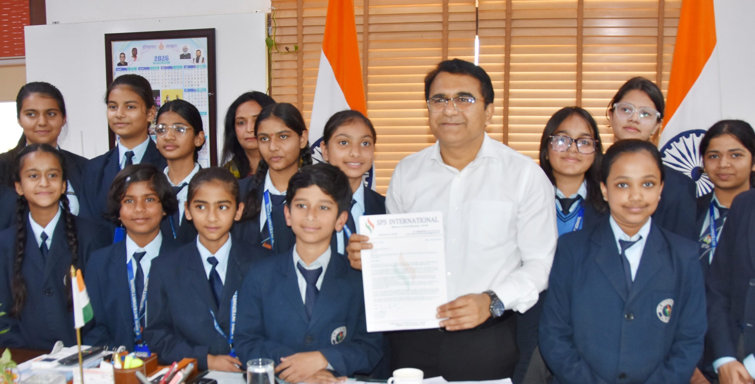 विद्यार्थी मोबाइल उपयोग करते हुए, डिजिटल प्रदूषण पर जागरूकता संदेश