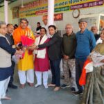 पलवल में निराश्रितों को भोजन सेवा कार्यक्रम में भोजन ग्रहण करते जरूरतमंद