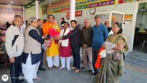 पलवल में निराश्रितों को भोजन सेवा कार्यक्रम में भोजन ग्रहण करते जरूरतमंद