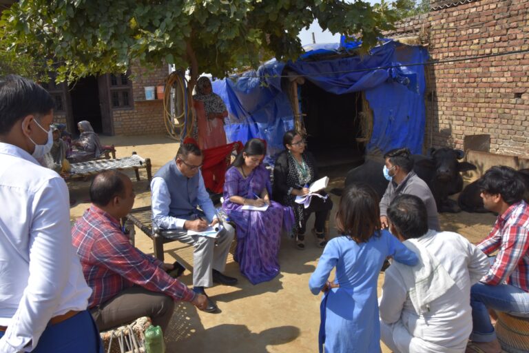 छांयसा गांव मौत मामला में केंद्रीय टीम द्वारा स्वास्थ्य जांच करते हुए