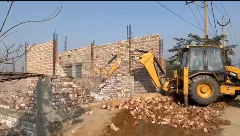सोनीपत में अवैध कॉलोनियों पर एसएमडीए कार्रवाई के दौरान ध्वस्तीकरण अभियान