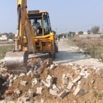 सोनीपत अवैध कॉलोनी ध्वस्तीकरण के दौरान बुलडोजर से तोड़ी गई संरचनाएं