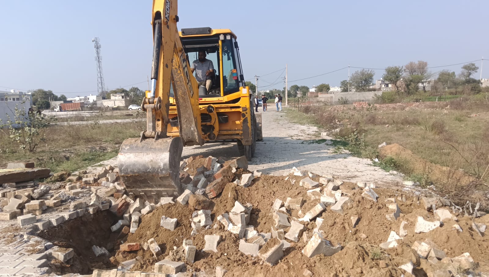 सोनीपत अवैध कॉलोनी ध्वस्तीकरण के दौरान बुलडोजर से तोड़ी गई संरचनाएं