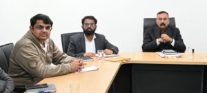 सोनीपत में शहरी स्थानीय निकाय चुनाव तैयारियों को लेकर समीक्षा बैठक करते अधिकारी