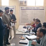गोहाना समाधान शिविर में उपायुक्त द्वारा नागरिकों की शिकायतें सुनते हुए