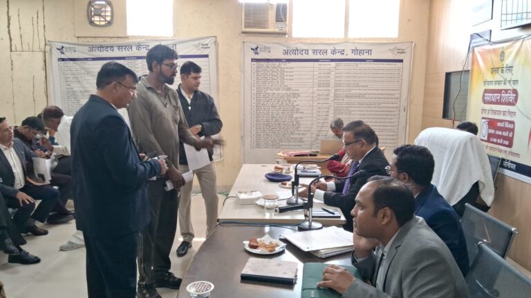 गोहाना समाधान शिविर में उपायुक्त द्वारा नागरिकों की शिकायतें सुनते हुए