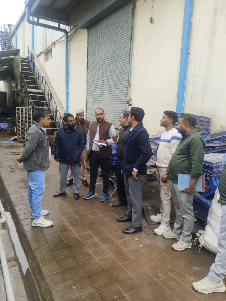 सोनीपत जल प्रदूषण निरीक्षण अभियान में औद्योगिक इकाई की जांच करते अधिकारी