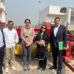 अटेरना गांव फसल अवशेष प्रबंधन निरीक्षण के दौरान विश्व बैंक अधिकारी किसानों से संवाद करते हुए