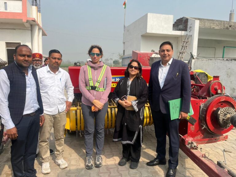 अटेरना गांव फसल अवशेष प्रबंधन निरीक्षण के दौरान विश्व बैंक अधिकारी किसानों से संवाद करते हुए