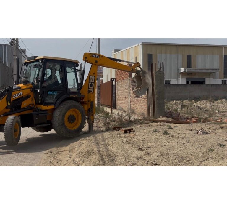 झुण्डपूर अवैध निर्माण ध्वस्तीकरण के दौरान एसएमडीए की टीम