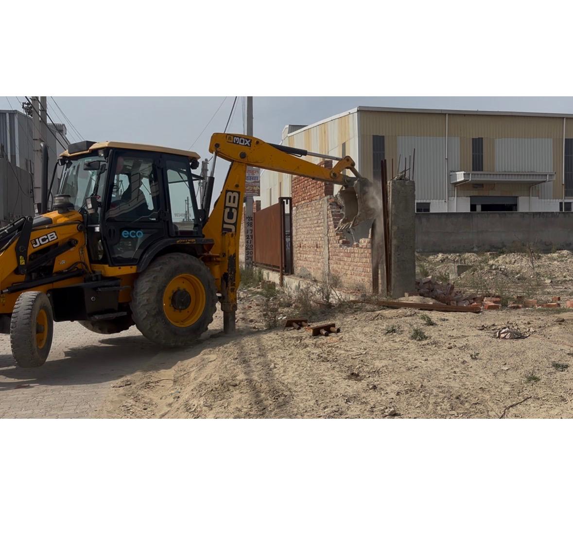 झुण्डपूर अवैध निर्माण ध्वस्तीकरण के दौरान एसएमडीए की टीम