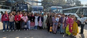 सूरजकुंड अंतरराष्ट्रीय शिल्प महोत्सव में पवेलियन देखते विद्यार्थी