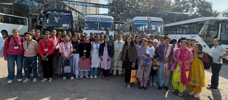 सूरजकुंड अंतरराष्ट्रीय शिल्प महोत्सव में पवेलियन देखते विद्यार्थी