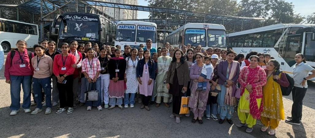 सूरजकुंड अंतरराष्ट्रीय शिल्प महोत्सव में पवेलियन देखते विद्यार्थी