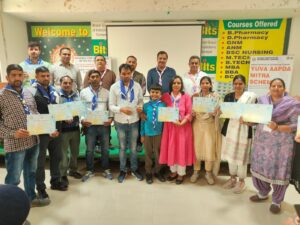 युवा आपदा मित्र प्रशिक्षण सोनीपत के दौरान बचाव अभ्यास करते स्वयंसेवक