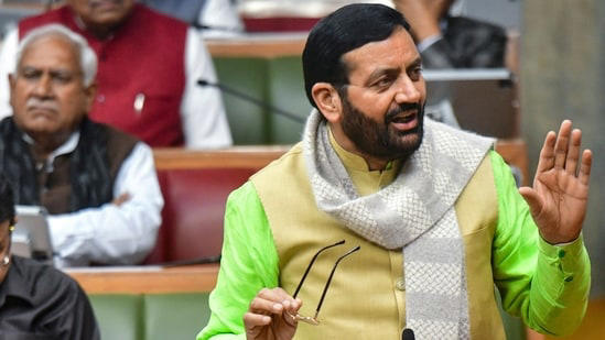 सदन में मुख्यमंत्री नायब सिंह सैनी का बयान देते हुए
