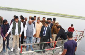 हसनपुर यमुना पुल निर्माण स्थल पर निरीक्षण करते उपायुक्त और अधिकारी