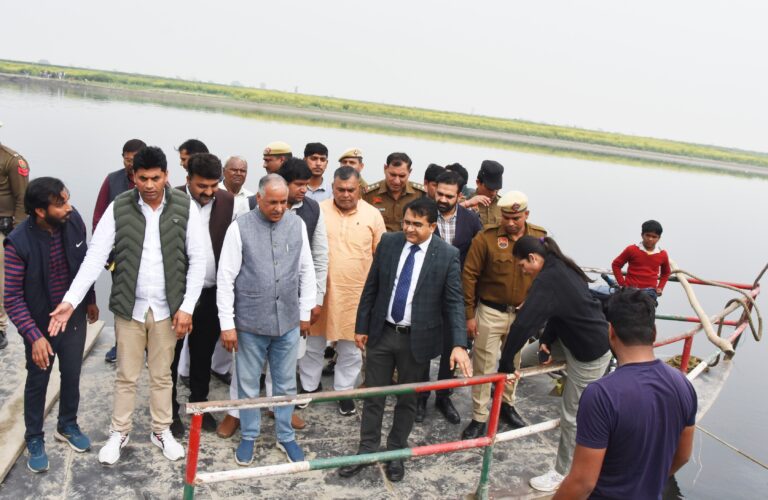 हसनपुर यमुना पुल निर्माण स्थल पर निरीक्षण करते उपायुक्त और अधिकारी