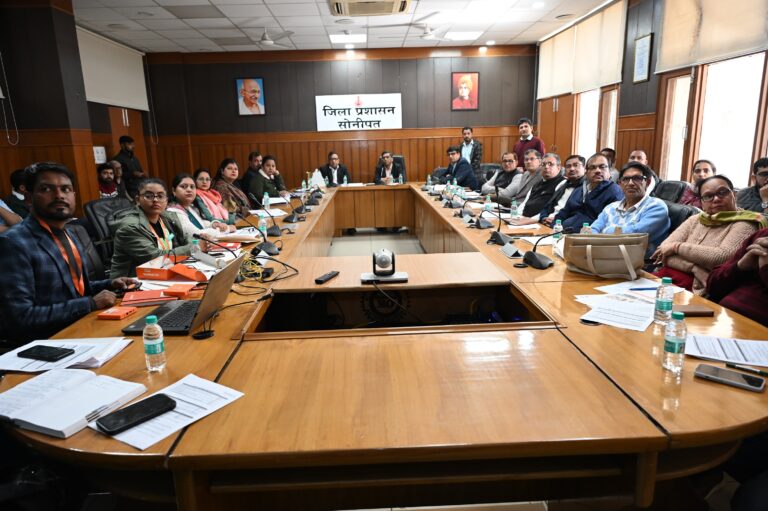 लघु सचिवालय सोनीपत में संपर्क टीवी कार्यक्रम की समीक्षा करते डॉ. के. राजेश्वर राव