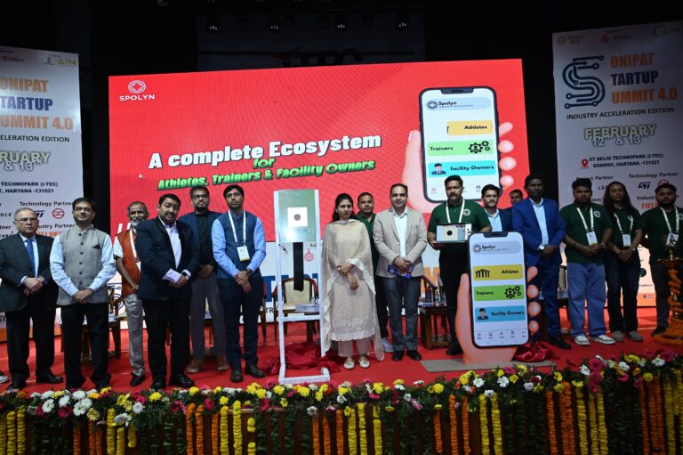 सोनीपत स्टार्टअप समिट 4.0 में खेल नवाचार पर प्रस्तुति देते युवा उद्यमी